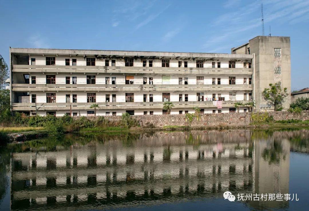 鹏溪村: 鹏飞万里溪盈门