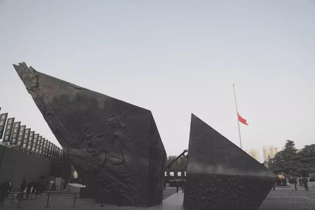 今天，我们为死难者下半旗致哀