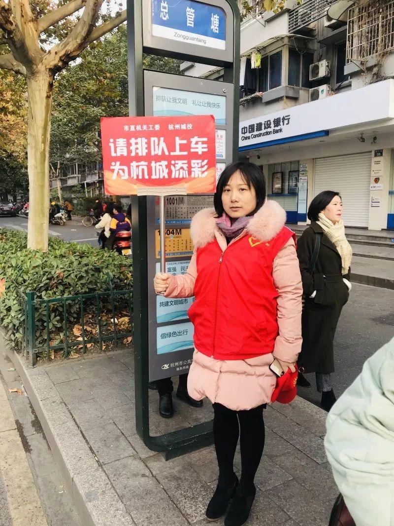 信息中心（宣教中心）党员开展公交乘车引导志愿服务
