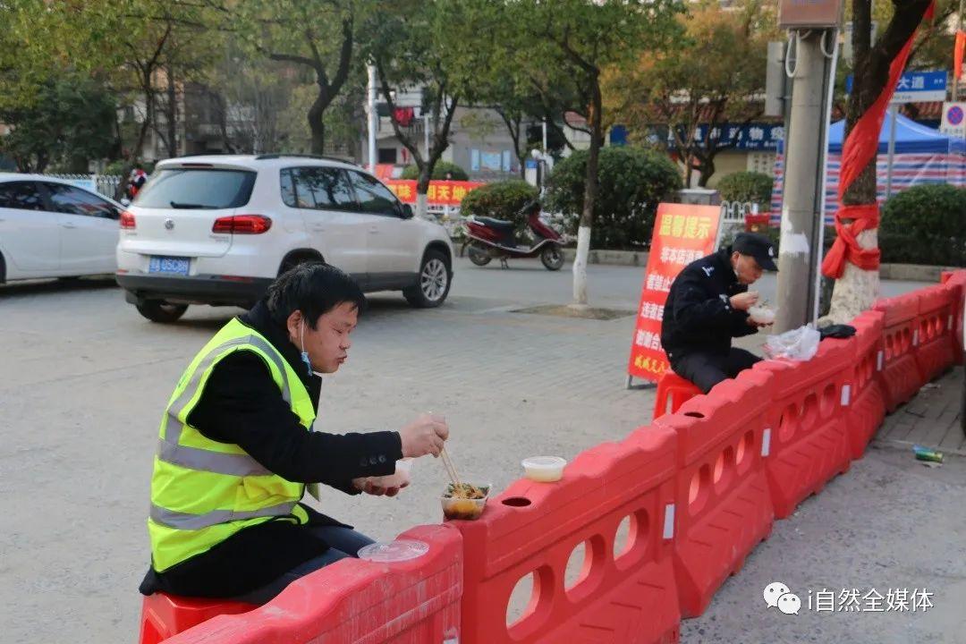 特别策划:封城一月 ① | 寒冬里的光与热 特别策划:封城一月 ① | 寒冬里的光与热