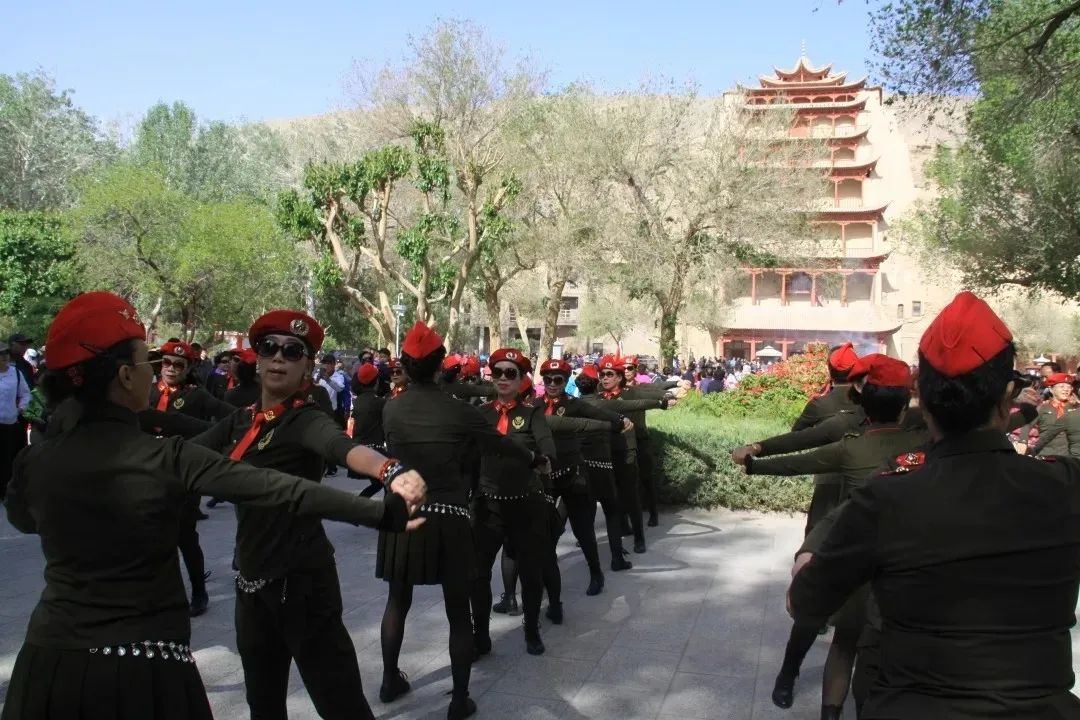 学人对话丨从民族村寨到丝绸之路:中国剪纸田野研究之路——专访中央美术学院乔晓光教授 学人对话丨从民族村寨到丝绸之路:中国剪纸田野研究之路——专访中央美术学院乔晓光教授