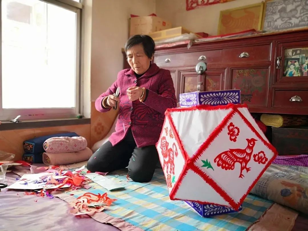 学人对话丨从民族村寨到丝绸之路:中国剪纸田野研究之路——专访中央美术学院乔晓光教授 学人对话丨从民族村寨到丝绸之路:中国剪纸田野研究之路——专访中央美术学院乔晓光教授