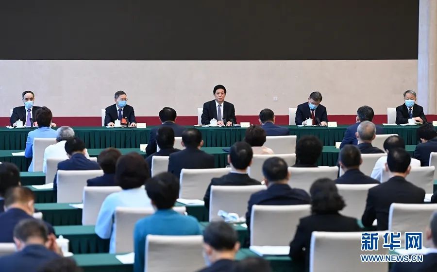 李克强栗战书汪洋王沪宁赵乐际韩正分别看望出席全国政协十三届三次会议委员 并参加讨论
