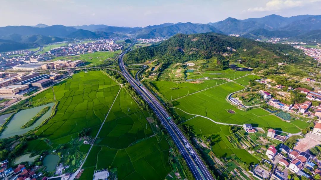 也说“合村并居”、“村民上楼”
