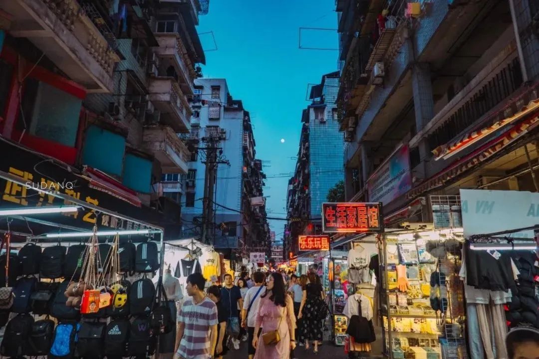 李昊:重塑城市客厅——“地摊经济”与城市空间活力 李昊:重塑城市客厅——“地摊经济”与城市空间活力