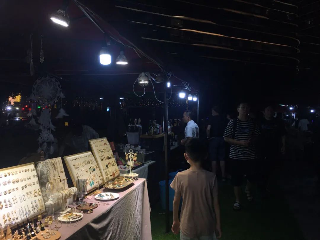 上海夜生活节的摊位算不算地摊？