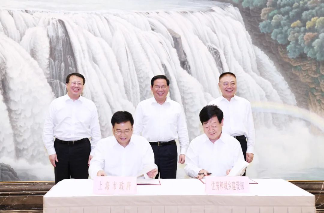 住建部今天与上海签约，共建超大城市精细化建设和治理中国典范！