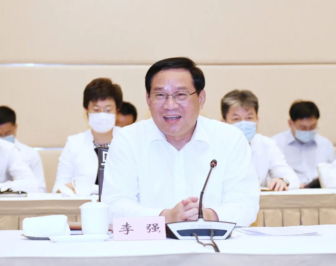 住建部今天与上海签约，共建超大城市精细化建设和治理中国典范！