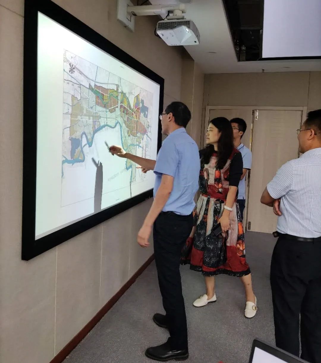 自然资源开发利用司调研组一行调研萧山区衙前镇项漾村集体建设用地建设租赁住房试点项目 自然资源开发利用司调研组一行调研萧山区衙前镇项漾村集体建设用地建设租赁住房试点项目