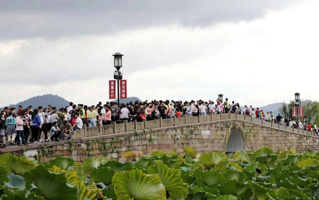 分析数万条旅游评论数据后，国庆“坑爹”景点热度排名来啦！丨城市数据派