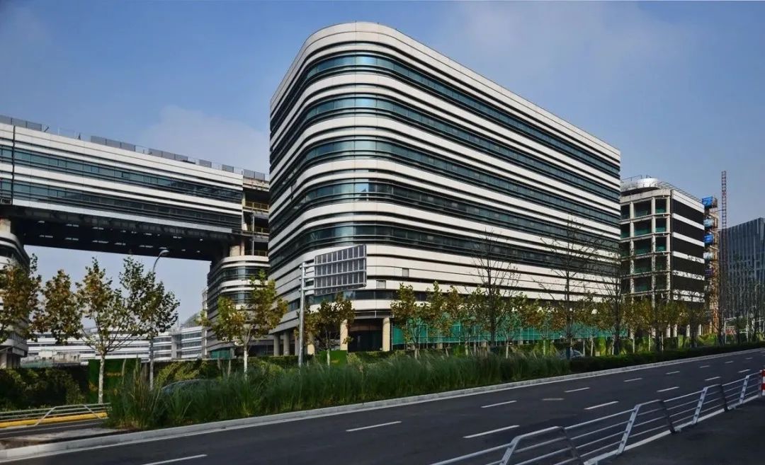 深圳国际会展中心与宝安老旧工业区改造