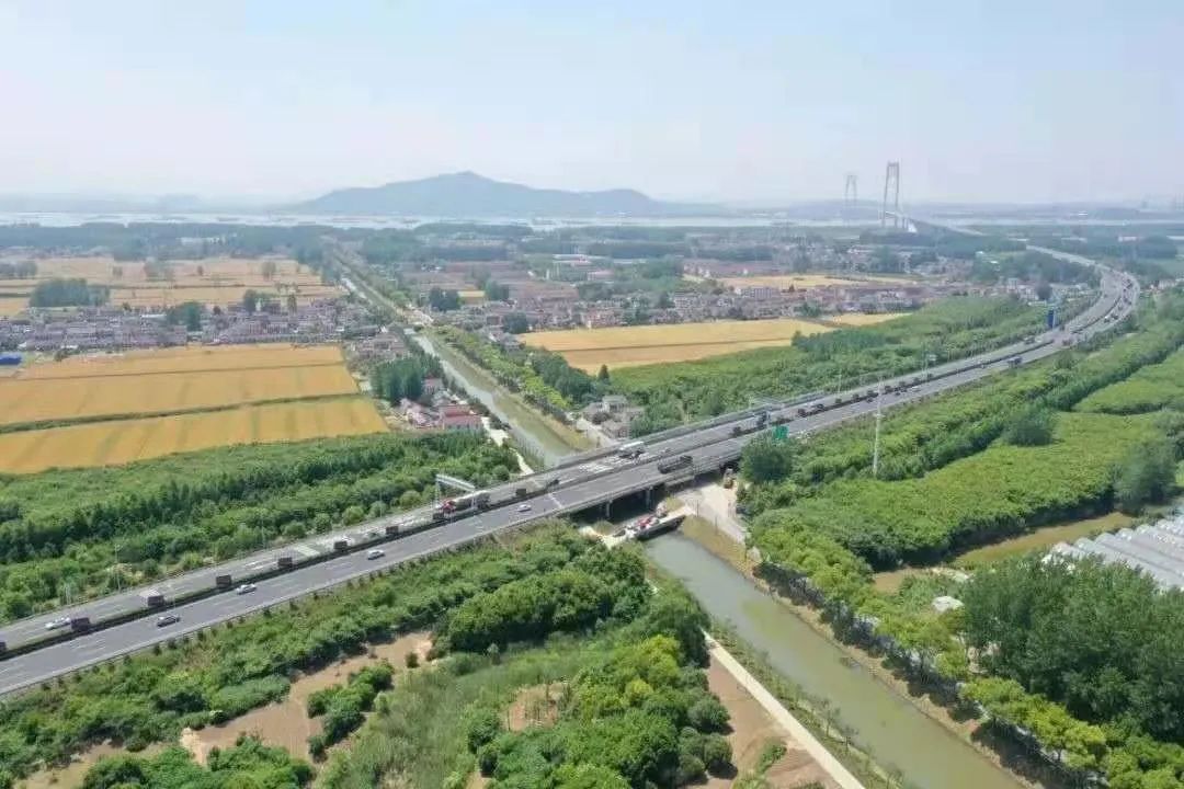 长江沿岸10公里，废弃矿坑变良田