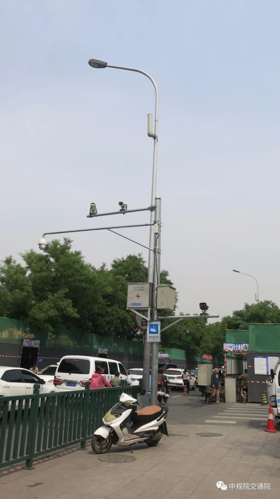 雍和宫大街智慧综合杆：“多杆合一”优化城市空间
