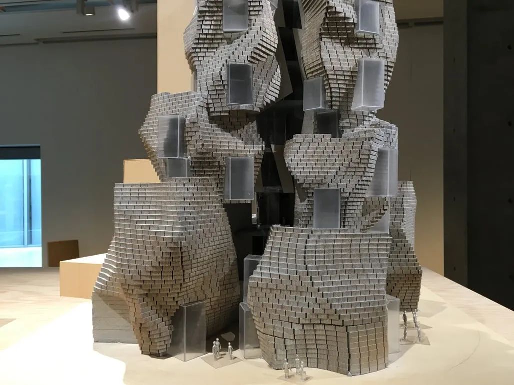 弗兰克·盖里新作再引争议：一坨无聊的铝箔还是一幅梵高式大作？