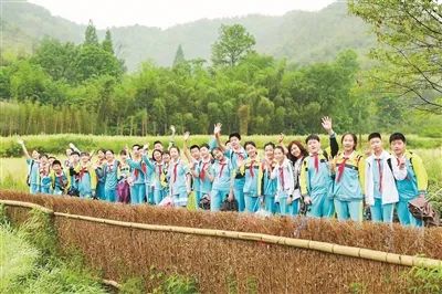 习近平当年在“世界地球日”的一封回信 勉励孩子们接续环保行动︱15年，聚沙成塔的力量