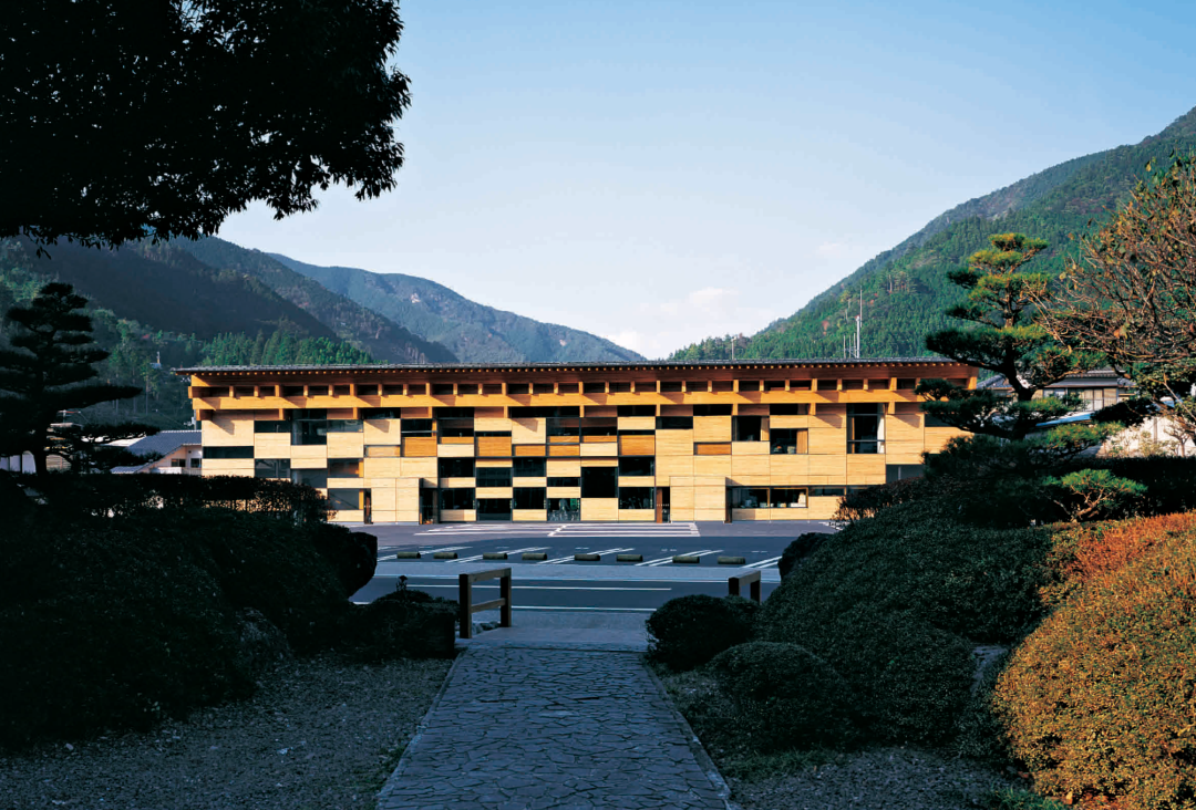 他是日本炙手可热的建筑大师，却希望自己的建筑消失？