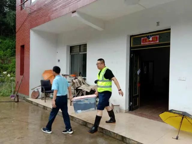 数次“苦”劝，救了村民性命！他们这么做，获得了最真诚的感谢