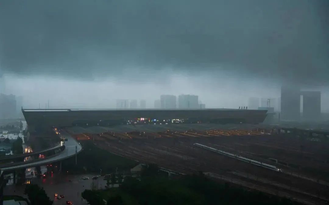 暴雨之下：城市应急防灾八问