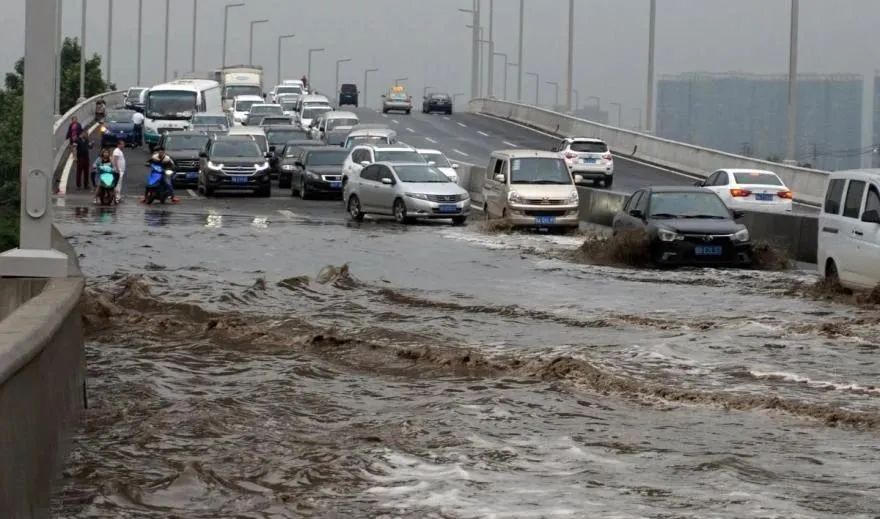 暴雨之下：城市应急防灾八问