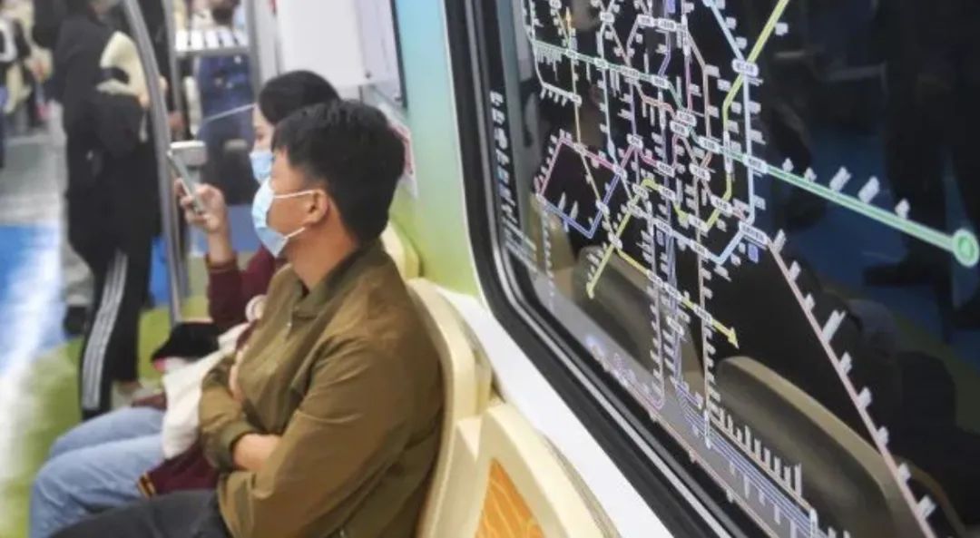 《2021年度中国主要城市通勤监测报告》：中国主要城市单程平均通勤时耗36分钟