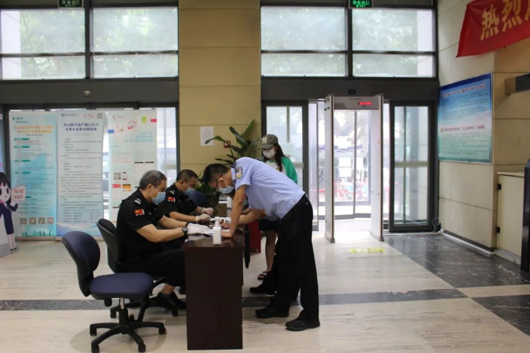 线上线下融合服务满足市民需求 主城六区一周办理不动产登记逾8000件 线上线下融合服务满足市民需求 主城六区一周办理不动产登记逾8000件