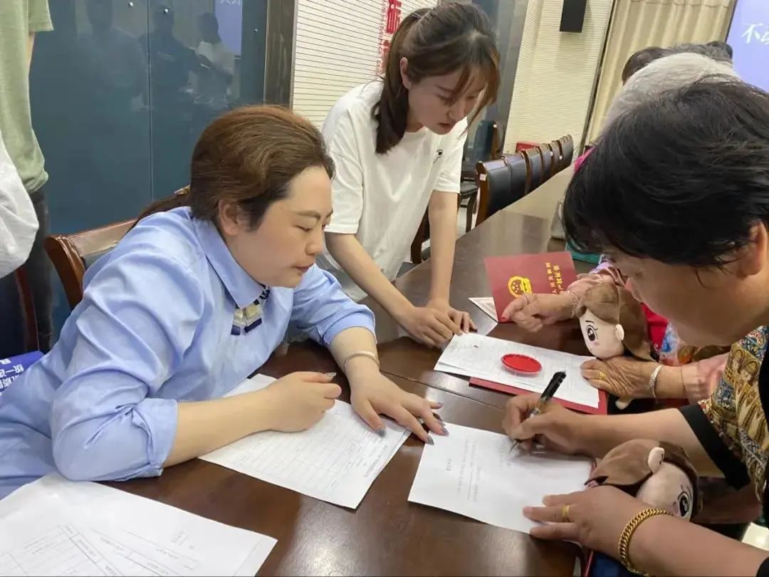 《中国自然资源报》专版头条报道江苏农村不动产登记发证工作 我市六合区工作经验获点赞