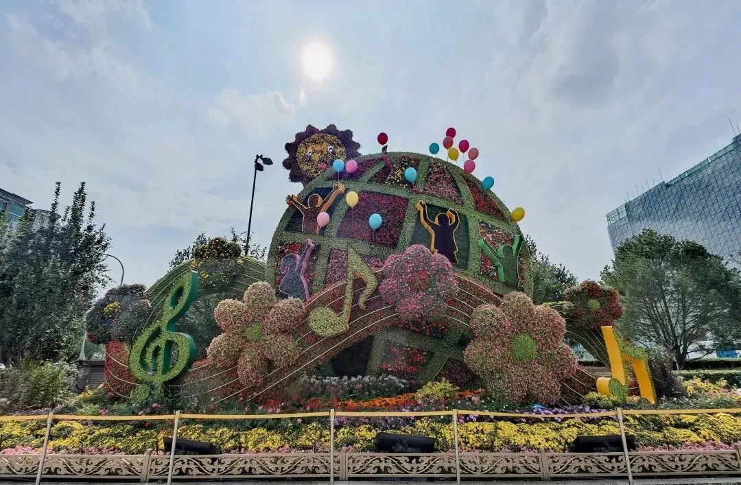 天安门国庆大花篮上新了!沿线10处立体花坛全揭幕 天安门国庆大花篮上新了!沿线10处立体花坛全揭幕