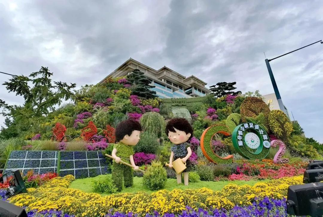 天安门国庆大花篮上新了!沿线10处立体花坛全揭幕 天安门国庆大花篮上新了!沿线10处立体花坛全揭幕