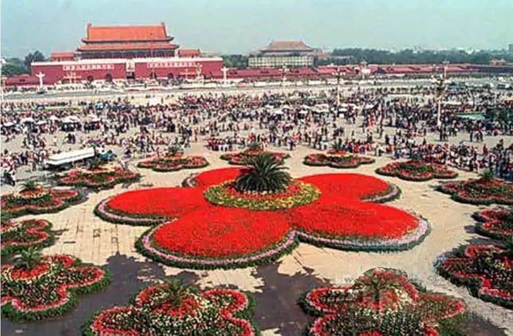 天安门国庆大花篮上新了!沿线10处立体花坛全揭幕 天安门国庆大花篮上新了!沿线10处立体花坛全揭幕