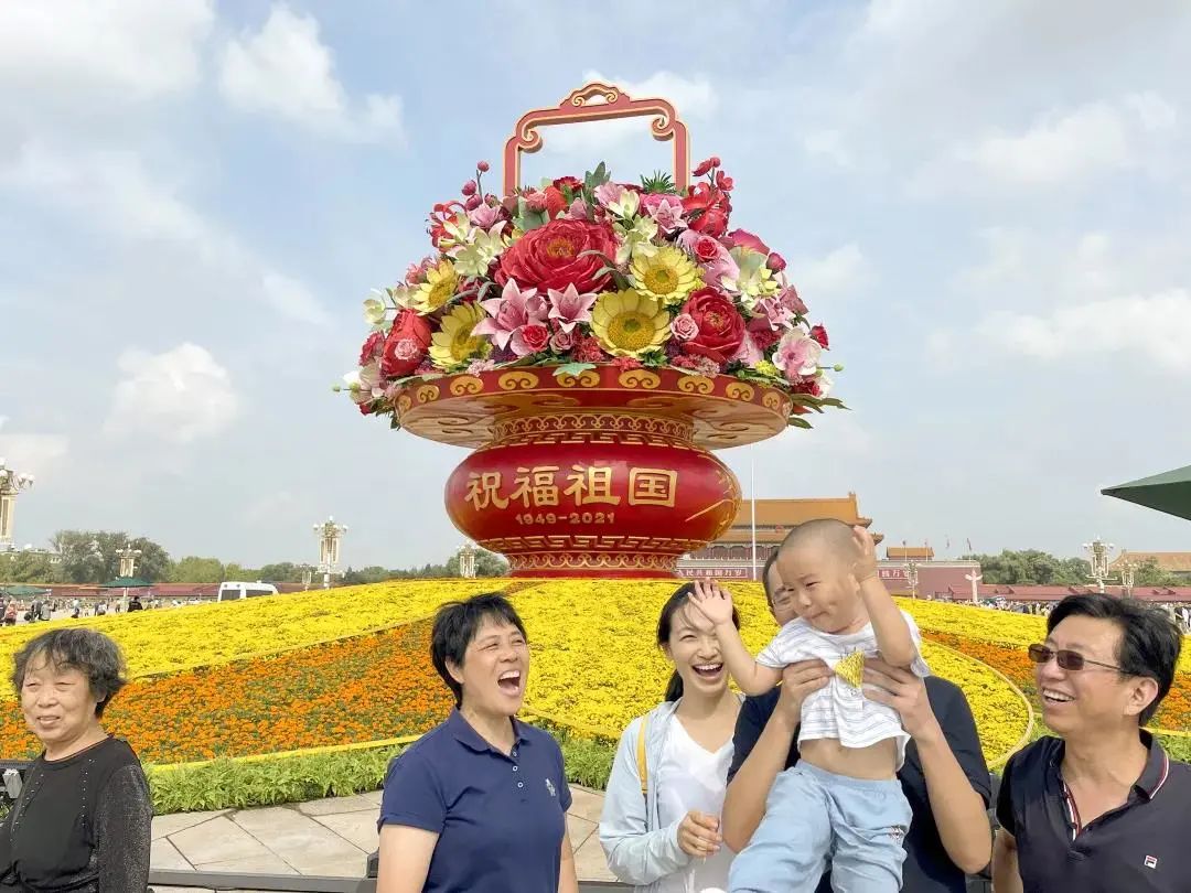 天安门国庆大花篮上新了!沿线10处立体花坛全揭幕 天安门国庆大花篮上新了!沿线10处立体花坛全揭幕