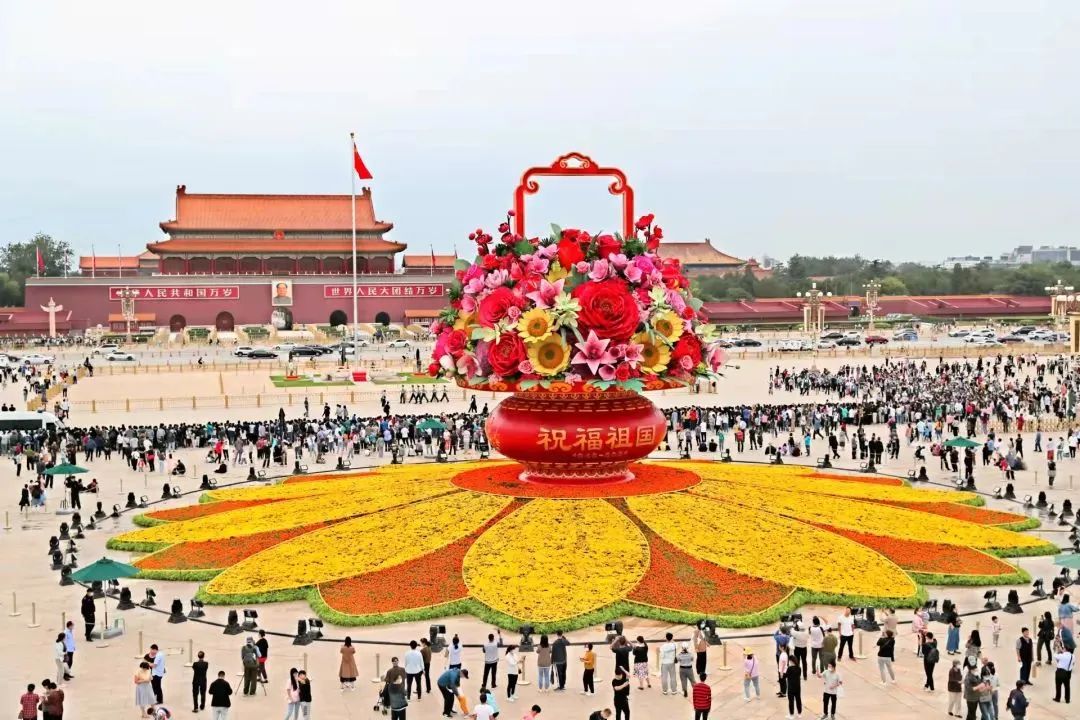 天安门国庆大花篮上新了!沿线10处立体花坛全揭幕 天安门国庆大花篮上新了!沿线10处立体花坛全揭幕