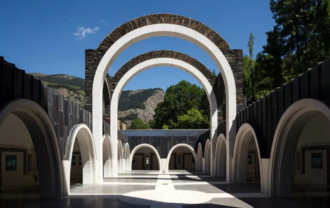 巨星陨落丨里卡多·波菲（Ricardo Bofill）西班牙鬼才建筑师的梦幻世界【环球建筑】