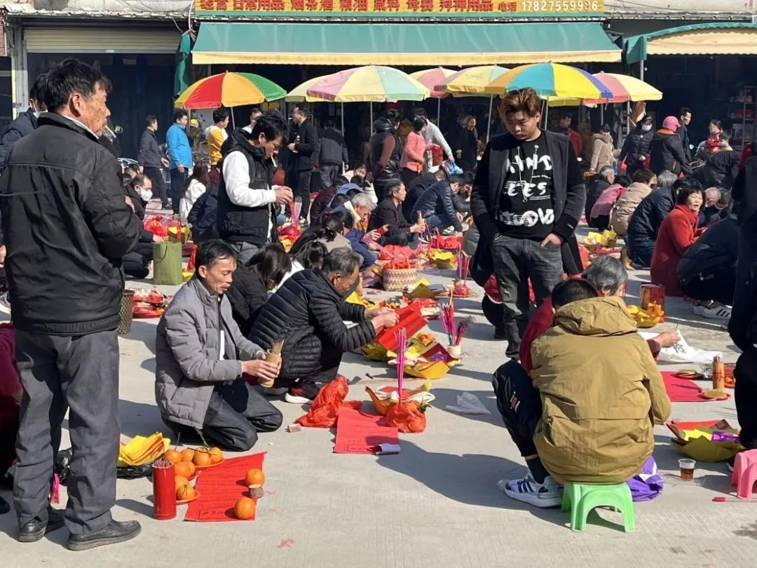 拜神悖论:潮汕平时拜神的女性比男性多,但求年签时拜神的男性更多 拜神悖论:潮汕平时拜神的女性比男性多,但求年签时拜神的男性更多