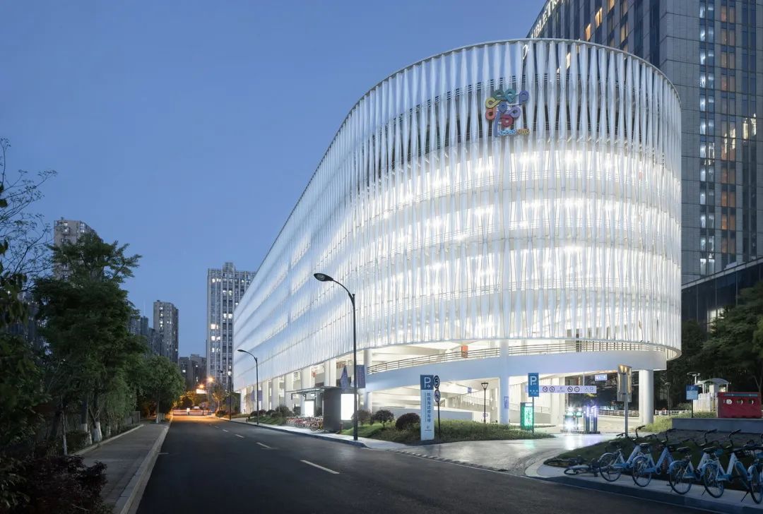现代城市需要怎样的停车场？在水泥地上画框的时代该翻篇了！