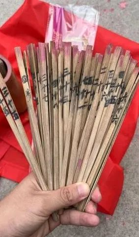 拜神悖论:潮汕平时拜神的女性比男性多,但求年签时拜神的男性更多 拜神悖论:潮汕平时拜神的女性比男性多,但求年签时拜神的男性更多