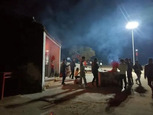 拜神悖论:潮汕平时拜神的女性比男性多,但求年签时拜神的男性更多 拜神悖论:潮汕平时拜神的女性比男性多,但求年签时拜神的男性更多