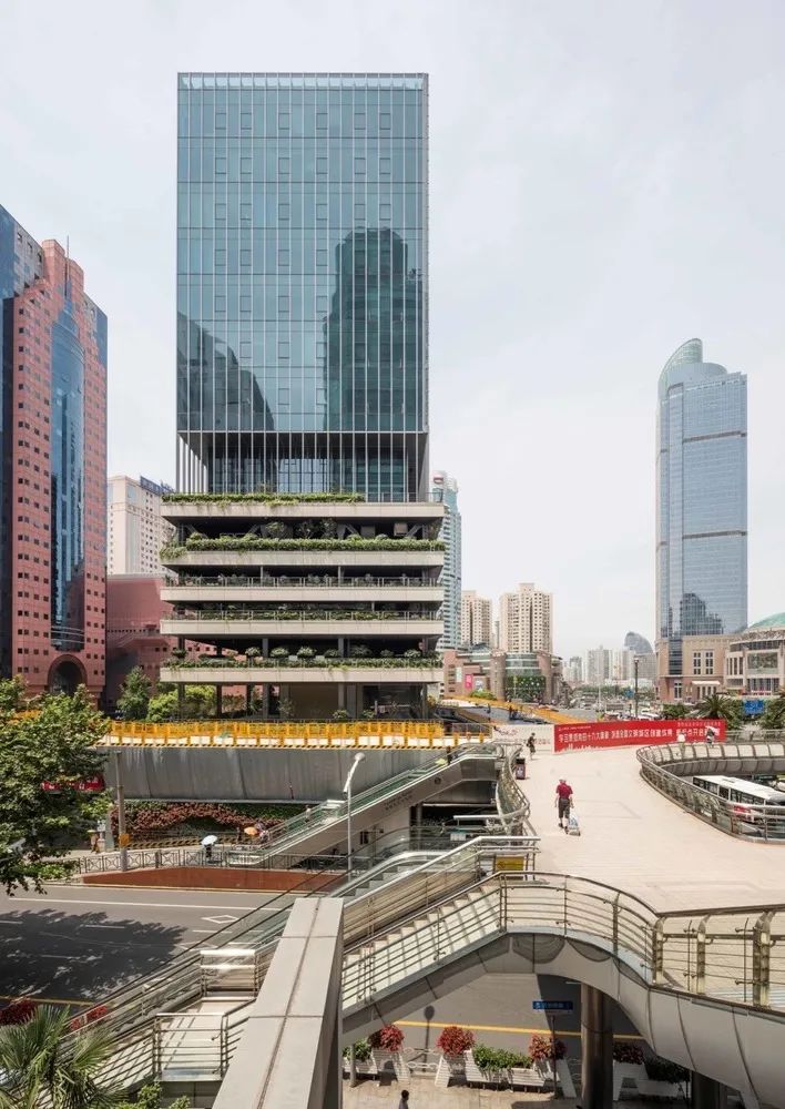 现代城市需要怎样的停车场？在水泥地上画框的时代该翻篇了！