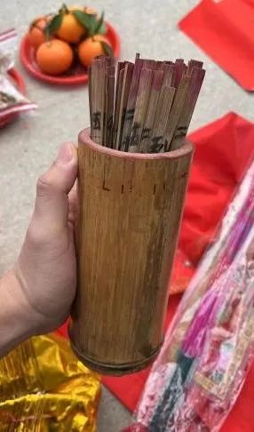 拜神悖论:潮汕平时拜神的女性比男性多,但求年签时拜神的男性更多 拜神悖论:潮汕平时拜神的女性比男性多,但求年签时拜神的男性更多