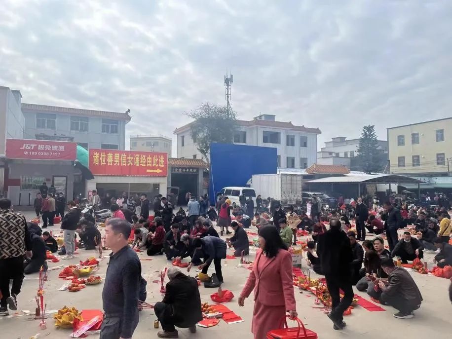 拜神悖论:潮汕平时拜神的女性比男性多,但求年签时拜神的男性更多 拜神悖论:潮汕平时拜神的女性比男性多,但求年签时拜神的男性更多