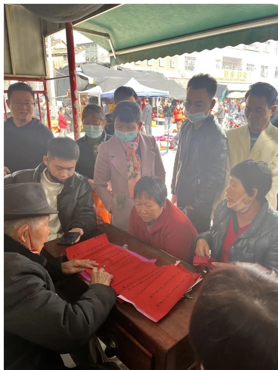拜神悖论:潮汕平时拜神的女性比男性多,但求年签时拜神的男性更多 拜神悖论:潮汕平时拜神的女性比男性多,但求年签时拜神的男性更多