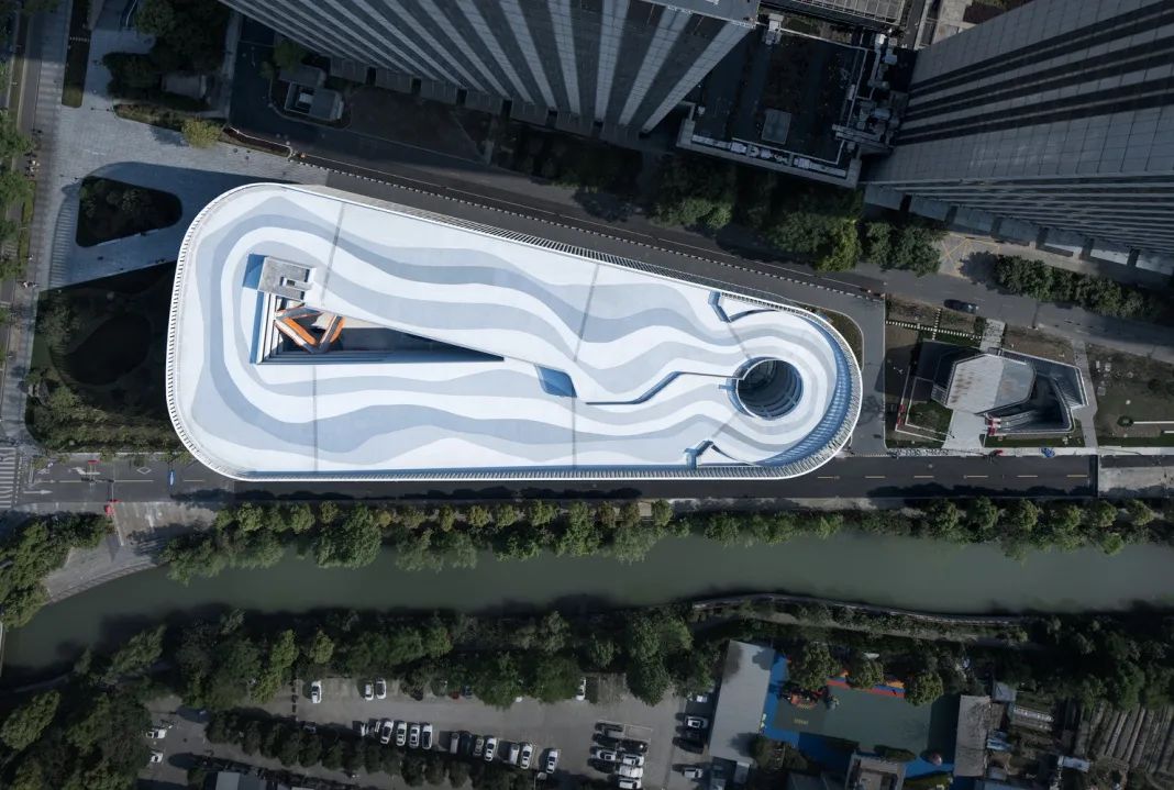 现代城市需要怎样的停车场？在水泥地上画框的时代该翻篇了！
