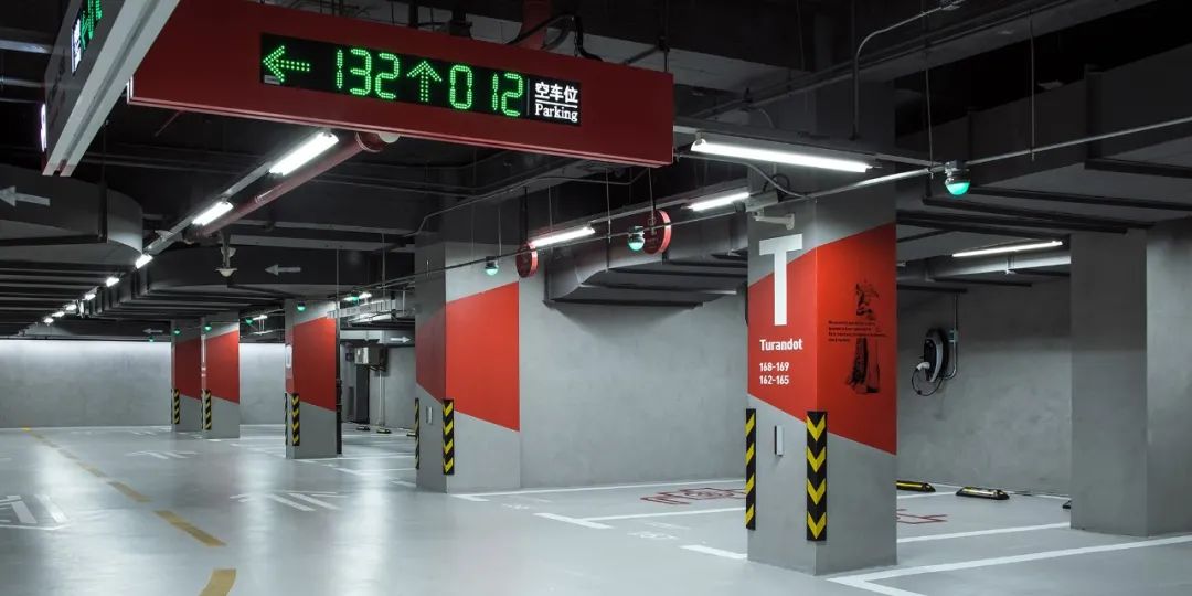 现代城市需要怎样的停车场？在水泥地上画框的时代该翻篇了！
