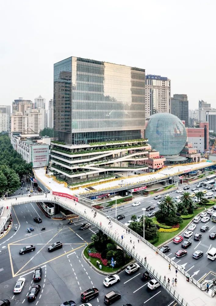 现代城市需要怎样的停车场？在水泥地上画框的时代该翻篇了！