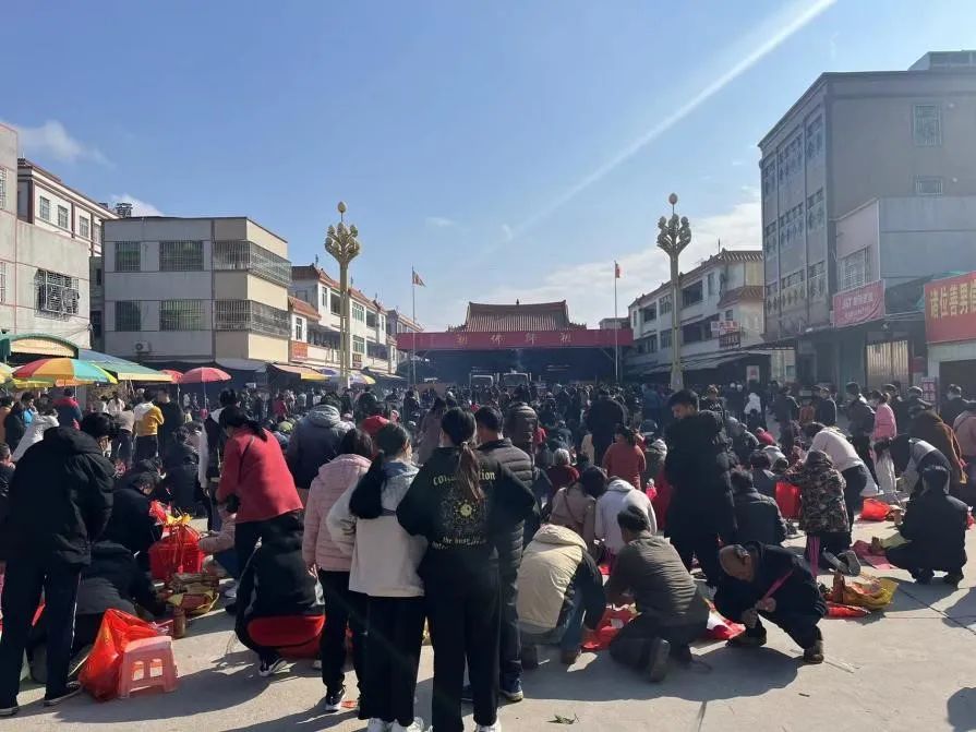 拜神悖论:潮汕平时拜神的女性比男性多,但求年签时拜神的男性更多 拜神悖论:潮汕平时拜神的女性比男性多,但求年签时拜神的男性更多