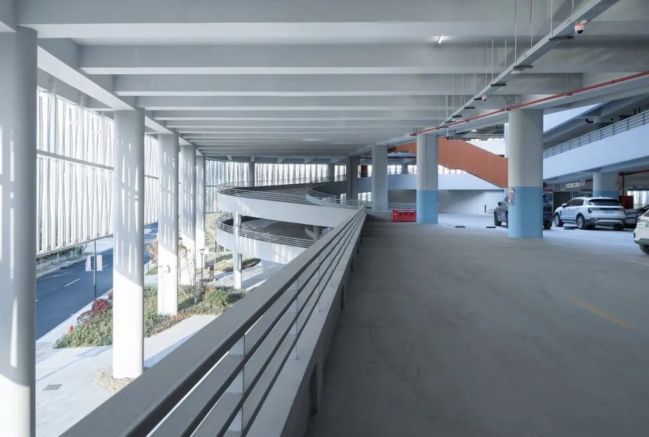 现代城市需要怎样的停车场？在水泥地上画框的时代该翻篇了！