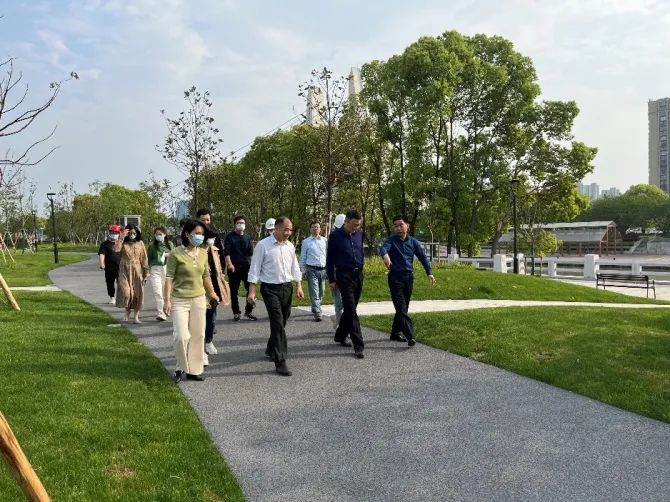 陈祥荣局长实地检查公园建设工作 陈祥荣局长实地检查公园建设工作