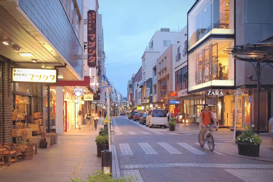 小建筑围合而成的现代街道——横滨元町通 小建筑围合而成的现代街道——横滨元町通