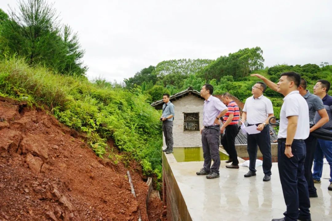 迎战台风“暹芭”,他们在风雨中奔跑 迎战台风“暹芭”,他们在风雨中奔跑