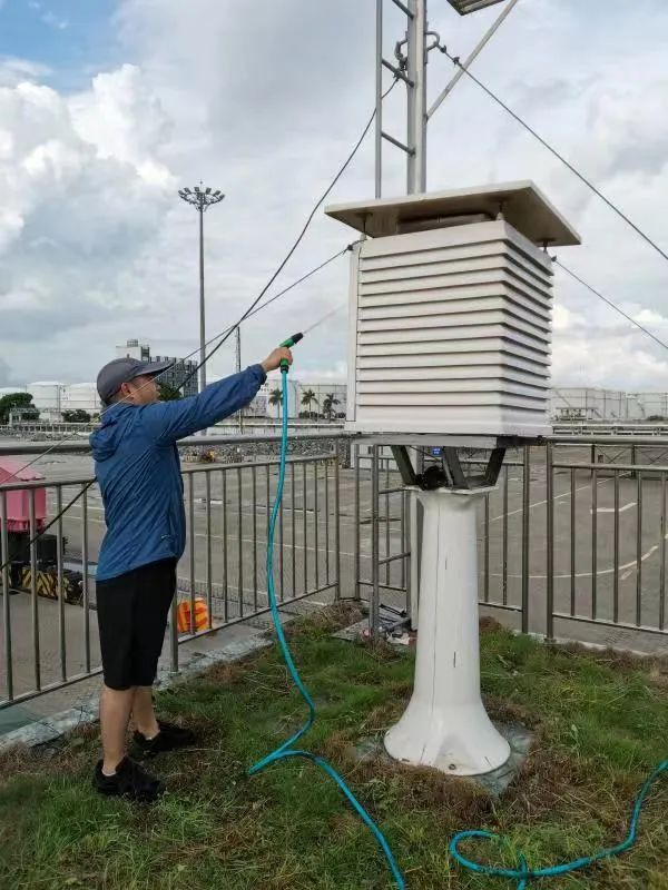 迎战台风“暹芭”,他们在风雨中奔跑 迎战台风“暹芭”,他们在风雨中奔跑