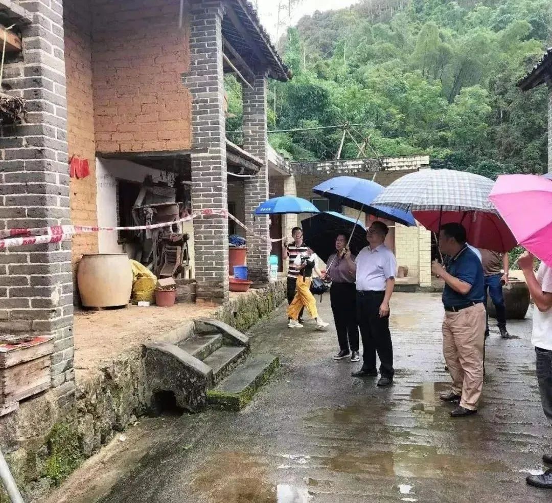 迎战台风“暹芭”,他们在风雨中奔跑 迎战台风“暹芭”,他们在风雨中奔跑